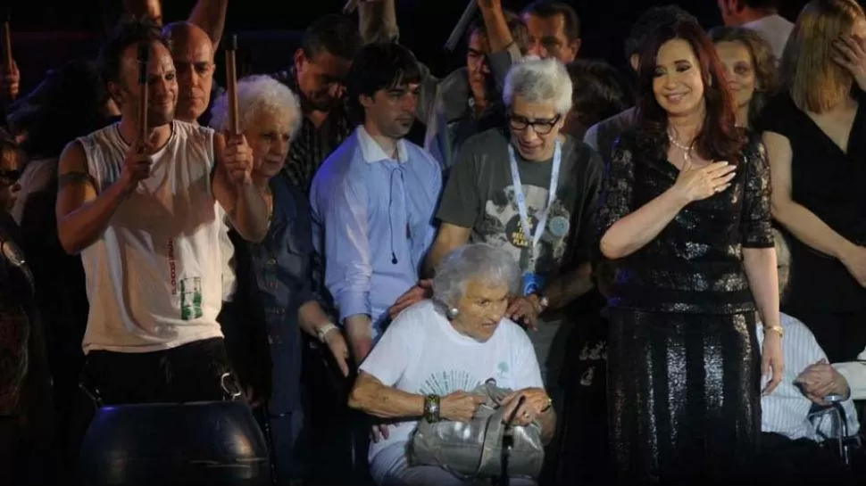 HIMNO NACIONAL. Desde el palco, Cristina cantó con las Abuelas de Plaza de Mayo y otros representantes de organizaciones sociales. DYN