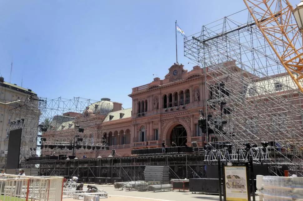 TODO LISTO. La estructura donde se montará el escenario fue levantada al frente de la entrada de la Casa Rosada. DYN
