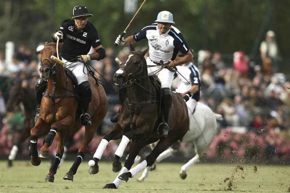 A TODA VELOCIDAD. Aguerre y Cambiaso van en busca de la bocha. FOTO DE WWW.LANACION.COM.AR
