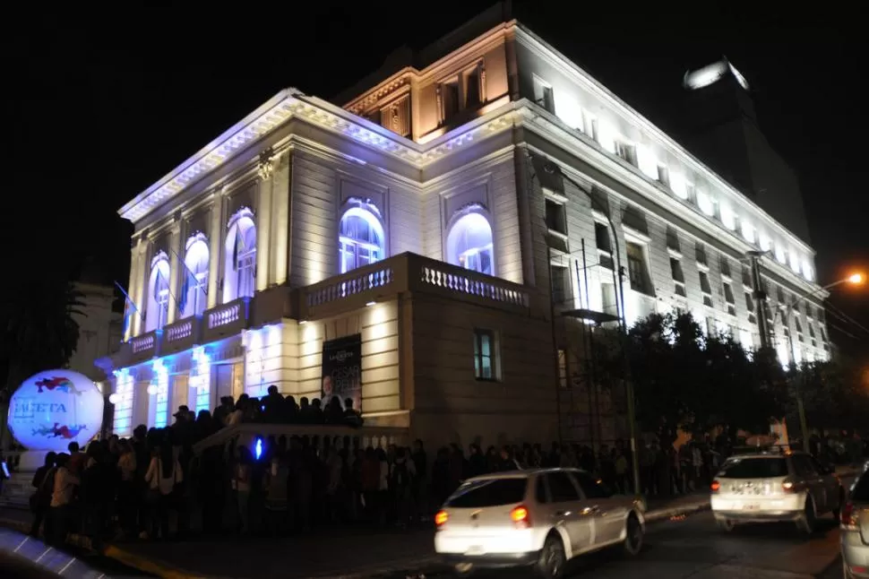 DESTACADO. El teatro San Martín encandila con su majestuosidad entre la Legislatura, el Colegio Nacional y el Casino. Los deportistas subirán a su escenario. 