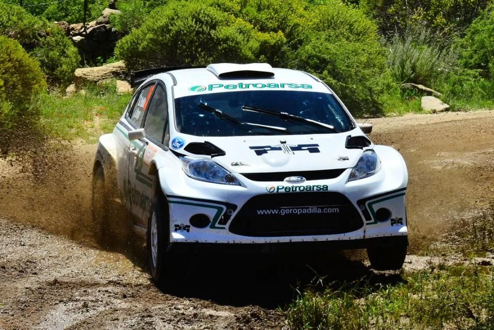NO PUDO SER. Hasta que sobrevino el problema en el brazo de dirección, el Ford Fiesta Maxi Rally le había permitido a Gerónimo Padilla ubicarse en el quinto lugar de las posiciones. Hoy, se reenganchará. 