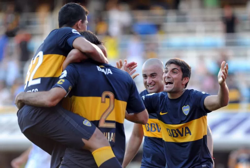 FINAL DE UN CICLO DE ORO. Blandi marcó el gol del triunfo y se lo dedica a Schiavi. El Flaco usó un número dos dorado para diferenciarse de sus compañeros. Su paso por Boca terminó con una sonrisa. 