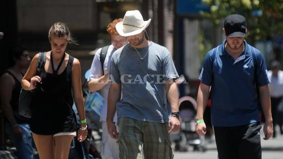A PREPARARSE. Ropa liviana para todos y sombreros para los que se animen. ARCHIVO LA GACETA 