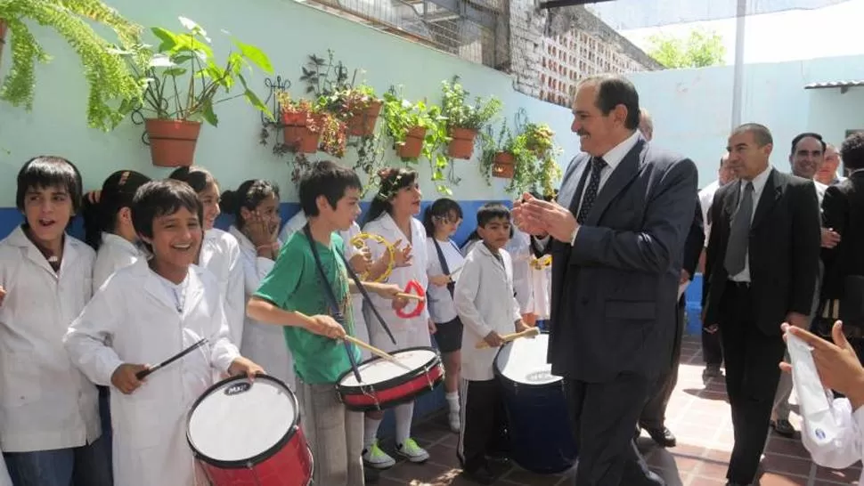 DE VISITA. Alperovich estuvo esta mañana en La Banda del Río Salí. PRENSA Y DIFUSION 