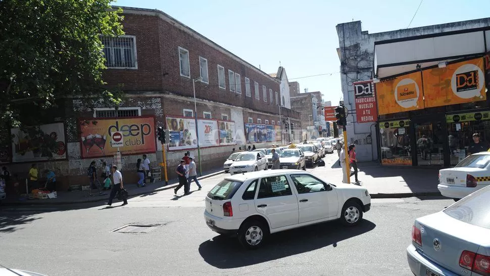 UN CAOS. Se presume que el centro se congestionará con la llegada de las Fiestas de Fin de Año. LA GACETA / FOTO DE FRANCO VERA