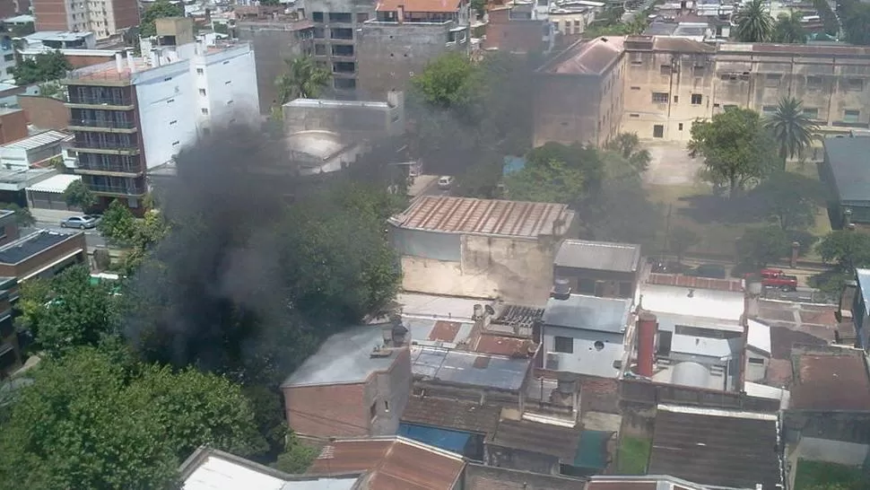 MUCHO HUMO. Un usuario de Twitter registró desde su domicilio el momento del siniestro. FOTO TOMADA DE TWITTER / @VALEPUIA