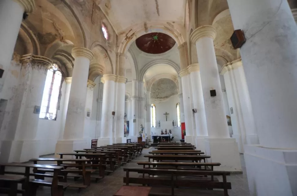 GRIETAS Y HUMEDAD. Los problemas edilicios del templo saltan a la vista. La Municipalidad no puede hacer las restauraciones que se necesitan. LA GACETA / FOTOS DE OSVALDO RIPOLL