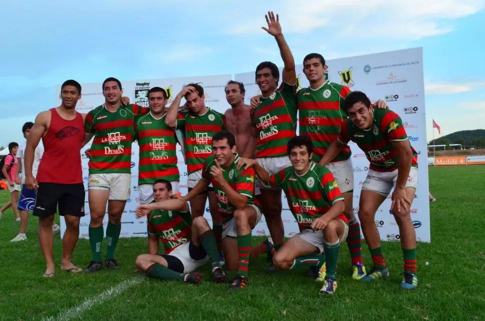 FESTEJO. Huirapuca fue el ganador del Seven de la Nubes. En la definición por la Copa de Oro venció a Tucumán 7. 