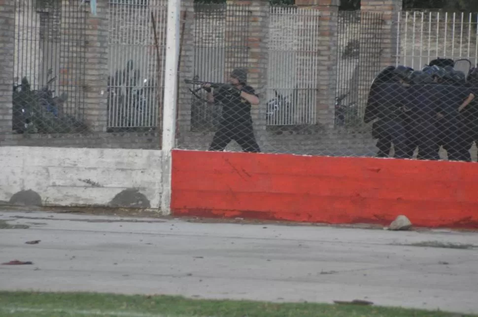 INCIDENTES. La policía se enfrentó duramente con los simpatizantes. 