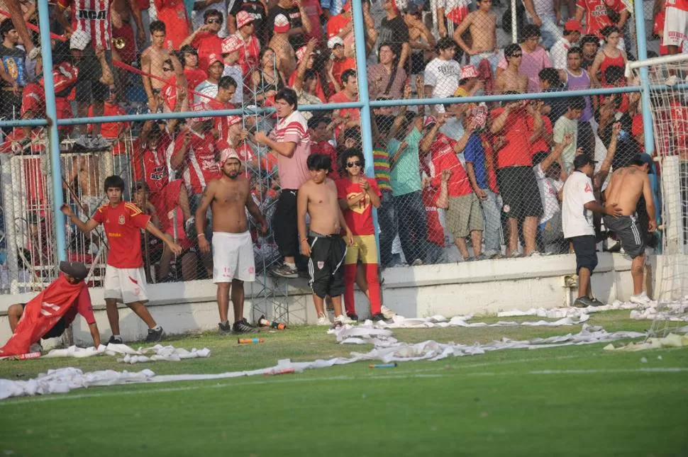 IMPRESENTABLES. Hinchas de Newbery rompieron parte de la Tela Olímpica de la tribuna de la Bolivia. Minutos después, invadieron el campo y se suspendió el partido. 