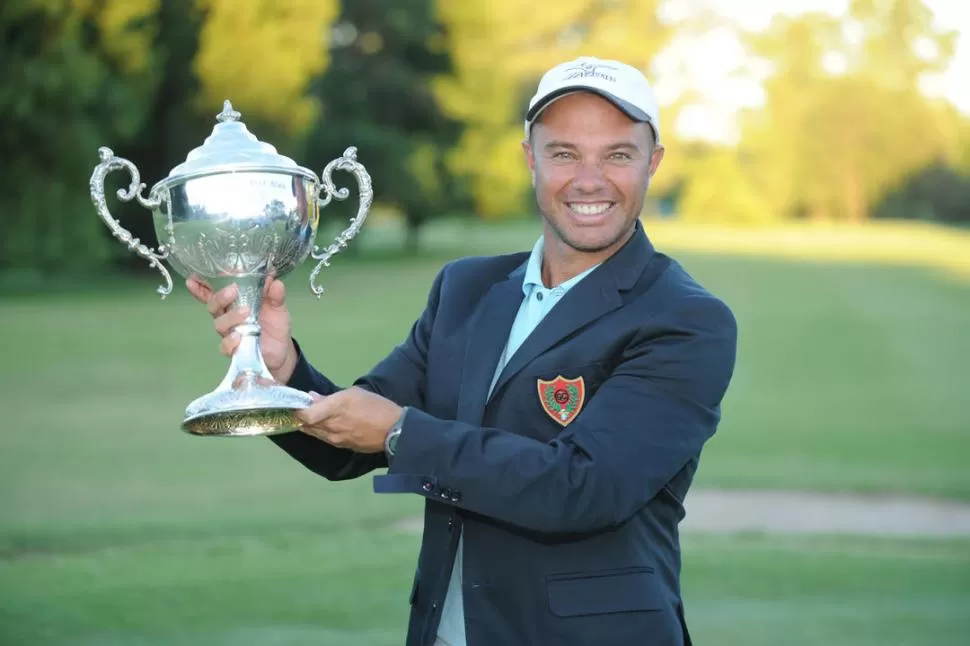 EL HOMBRE DEL SACO AZUL. Ariel Cañete ganó en Buenos Aires su segundo certamen del PGA Tour Latinoamérica 2012. 
