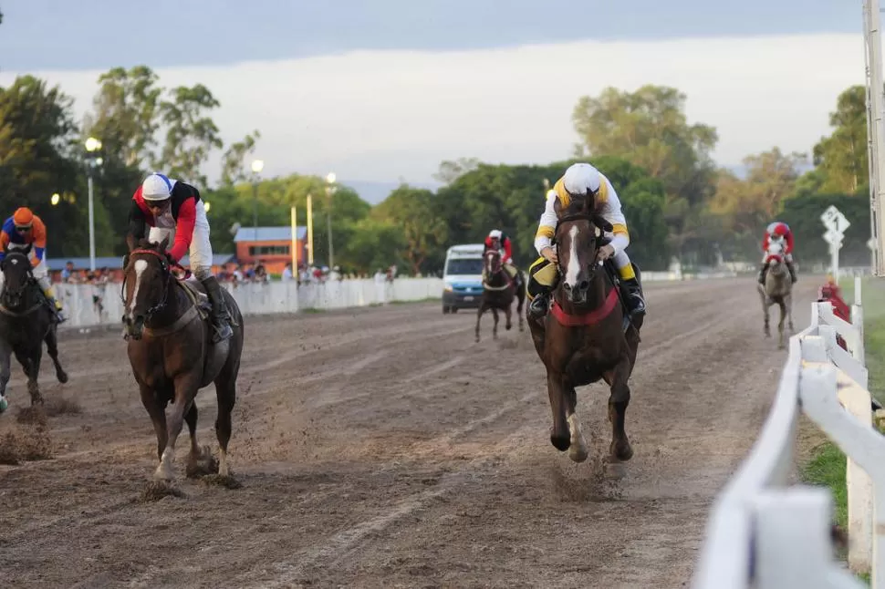 DE UN VIAJE. Conducido por Maxi Marrades, Burgales (derecha) ganó de punta a punta el especial de 1.500 metros. 