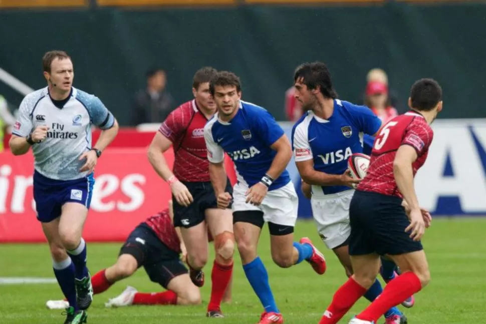 TUCUMANO EN ACCION. Ramiro Moyano, por recibir el pase, es el representante del rugby norteño en el seleccionado Los Pumas 7's. FOTO PRENSA UAR