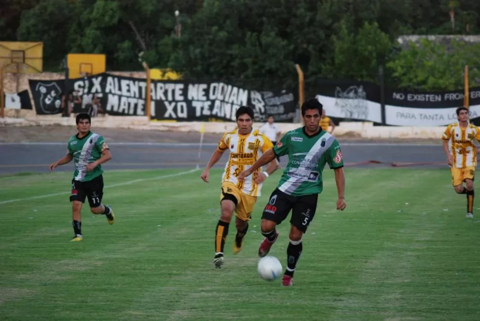 DOMINIO. Díaz se lleva la pelota ante la marca de Peralta. 