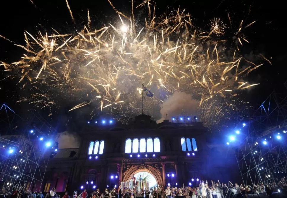 ANTES DEL DISCURSO. Luego de la actuación de solistas y conjuntos musicales para celebrar el Aniversario de la Democracia y el Día de los Derechos Humanos, la fiesta popular continuó con una salva de fuegos artificiales. DYN