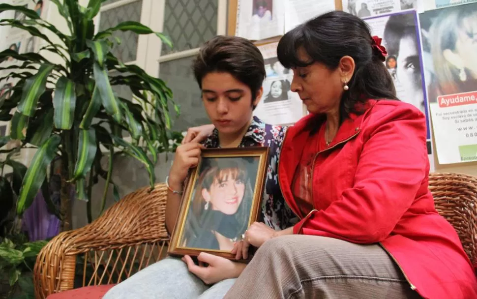 DIEZ AÑOS DE BÚSQUEDA. Micaela Catalán, la hija de Marita, acompaña a su abuela Susana Trimarco en la fundación que lleva el nombre de su madre. LA GACETA / FOTO DE ALVARO MEDINA