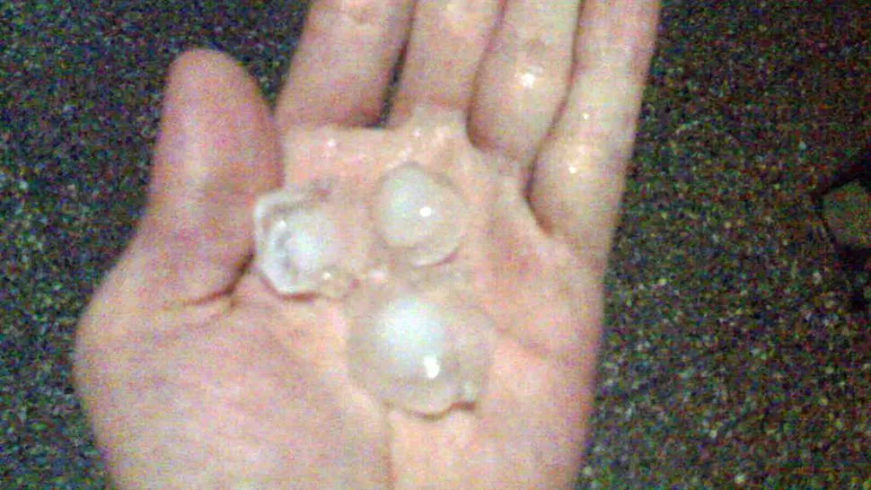 GRANIZO. Un vecino de barrio Kennedy subió una imagen del tamaño de las “piedras. FOTO TOMADA DE TWITTER / @QUINTANAGA