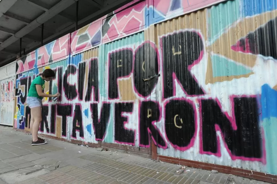 GRAFFITI. Micaela Catalán, la hija de Marita, reunió a un grupo de amigos y pintaron una leyenda en las chapas de las obras que se realizan en el ex cine Plaza, frente a la plaza Independencia. LA GACETA ! FOTO DE ENRIQUE GALINDEZ