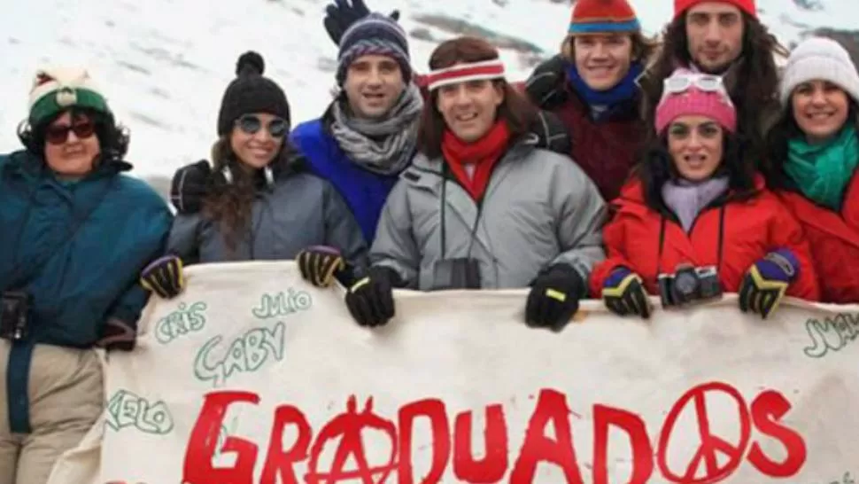 EN BARILOCHE. El elenco de Graduados revivió el viaje de egresados, en escenas desopilantes. FOTO TOMADA DE DIAADIA.COM.AR