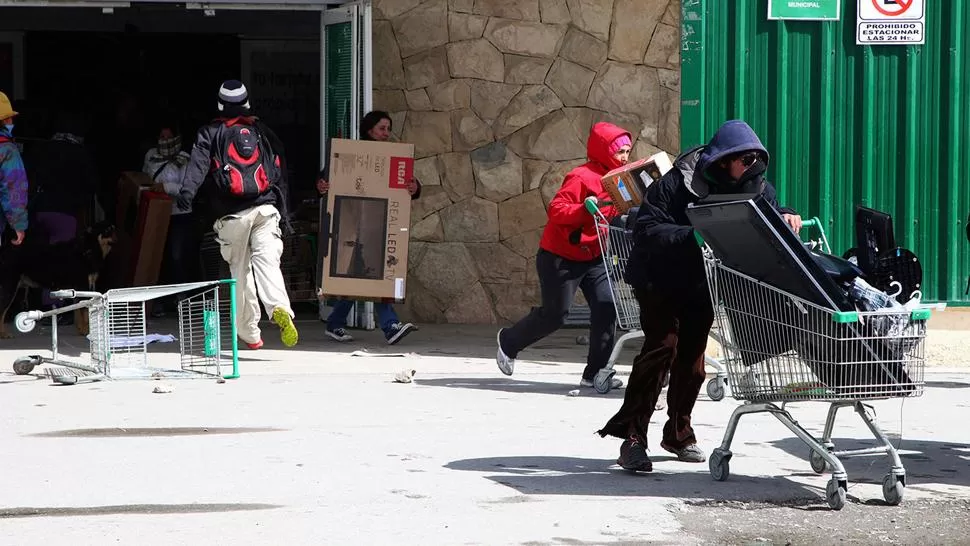 ACTO VANDALICO. El gobernador de Río Negro consideró que se trató de trató de una acción planificada para generar una sutuación de convulsión. REUTERS