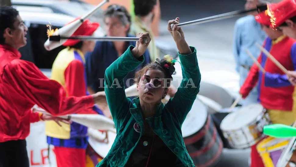 COMPROMETIDOS. Los manifestantes elevaron sus reclamos con música, baile y malabares. LA GACETA / FOTO DE ANALIA JARAMILLO