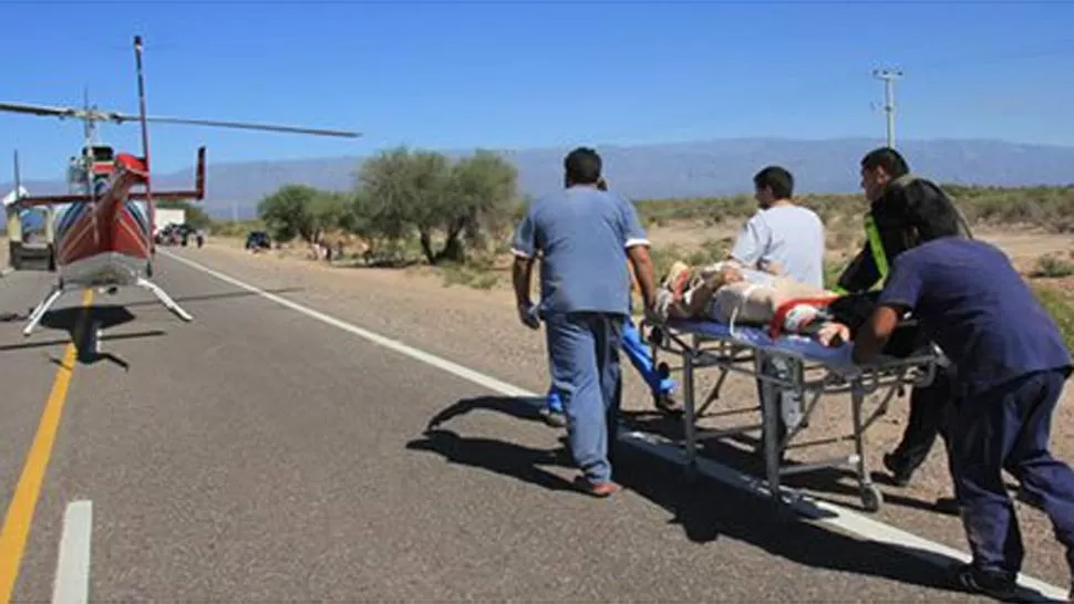 TRASLADO. Los heridos de gravedad fueron llevados en helicóptero hasta la ciudad de San Juan. FOTO TOMADA DE ELZONDA.INFO