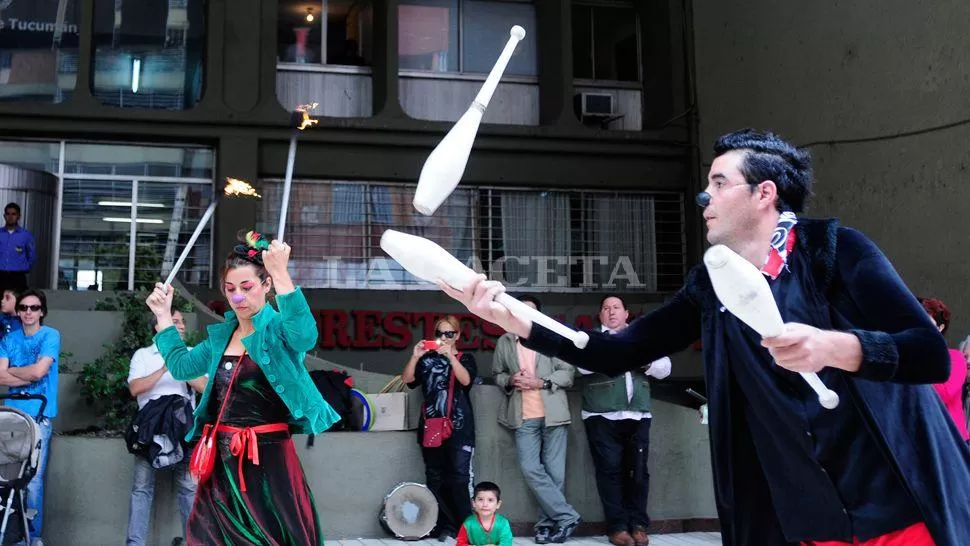 EN ACCIÓN. En el hall de ingreso del Ente Cultural, los artistas reclamaron por mayor presupuesto. LA GACETA / FOTO DE ANALIA JARAMILLO