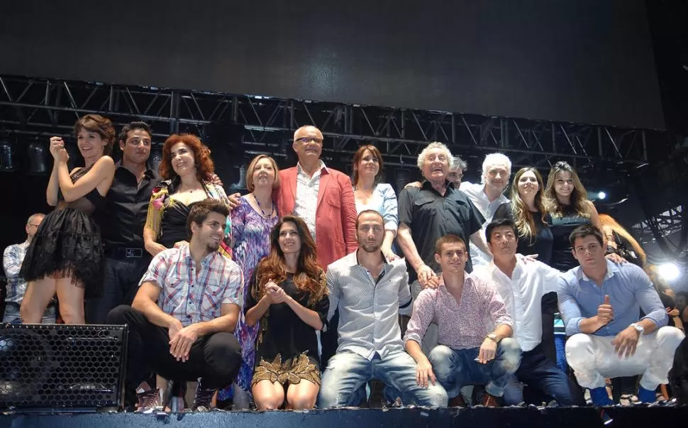 EN EL GRAN REX. A la gala fue la mayor parte del elenco, incluidos los invitados especiales, pero faltaron los más aclamados: Paola Barrientos y Mex Urtizberea. TELAM