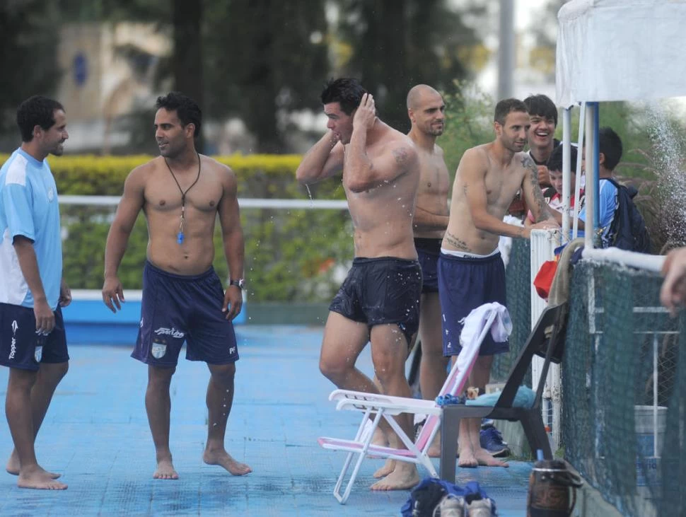 POR AHORA SE QUEDA. Por Mármol, que en la foto disfruta de la pileta, Atlético no recibió ninguna propuesta formal para irse. 