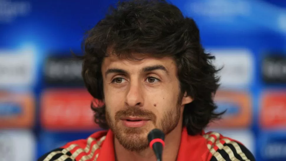 UN DESEO IMPOSIBLE. Los hinchas millonarios se quedarán con las ganas de ver de nuevo a Pablo Aimar con la banda roja r4uizando el pecho. El jugador debe cumplir su contrato con Benfica de Portugal. 