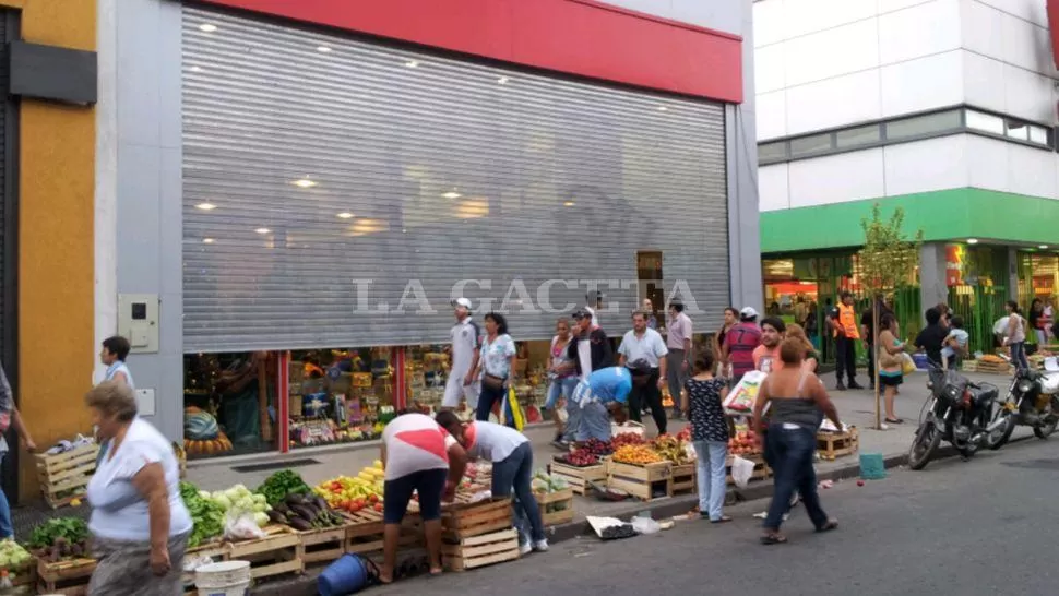 REJAS ABAJO. Los comerciantes se regusrdaron cuando comenzó el desconcierto. LA GACETA / DAVID CORREA