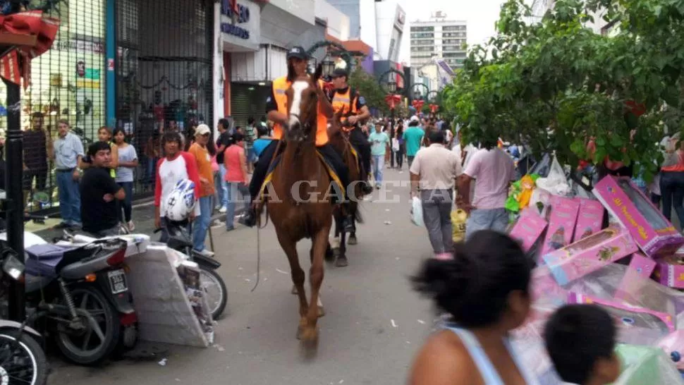 ENTRE LA GENTE. Los policías montados avanzaron por las peatonales para controlar el caos y el temor desatado. LA GACETA / FOTO DE DAVID CORREA