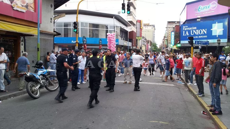 EN LA CALLE. La Policía se desplegó rápidamente para llevar tranquilidad. LA GACETA / FOTO DE DAVID CORREA