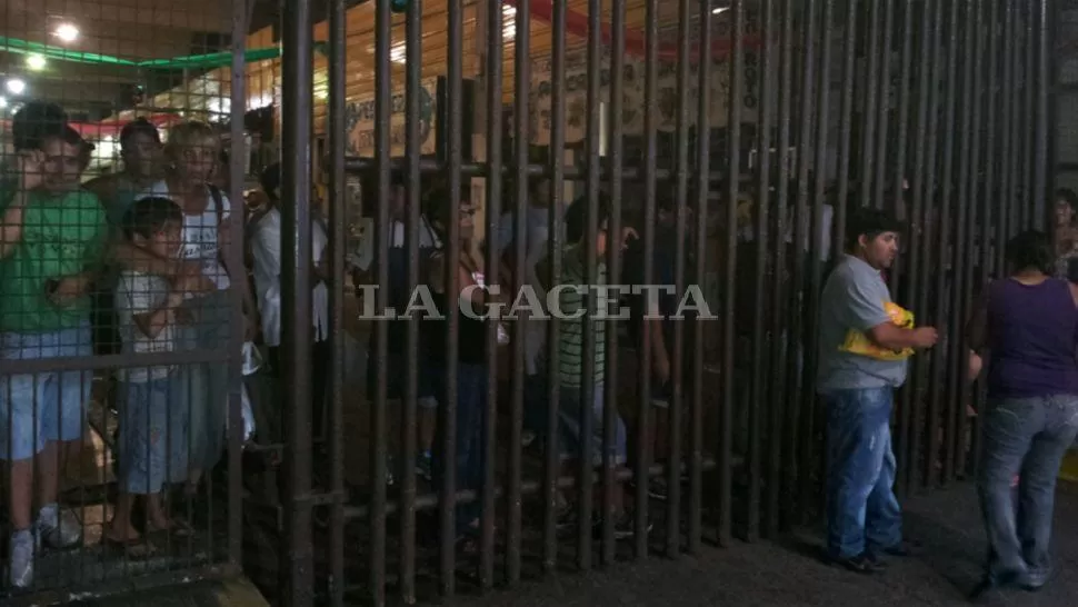 TEMOR Y DESCONCIERTO. Al igual que en el centro, el miedo atrapó a la gente y a los comerciantes durante un par de horas. LA GACETA / FOTO DE DAVID CORREA