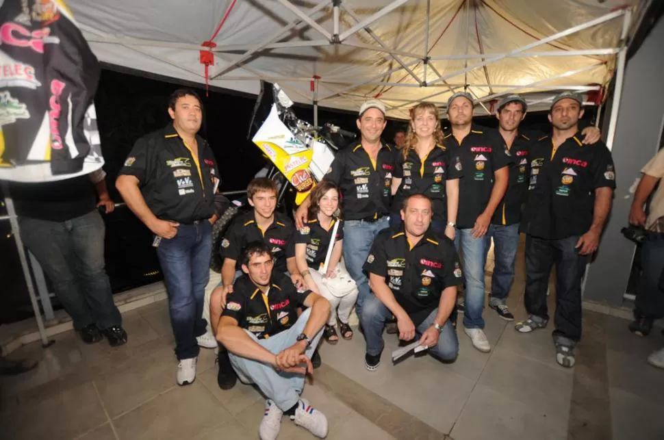 PASIÓN POR LOS MOTORES. El equipo que acompañará a Rodolfo Bollero en la competencia le hizo el aguante en la noche de presentación oficial. A todos les esperan largas jornadas de competencia. 