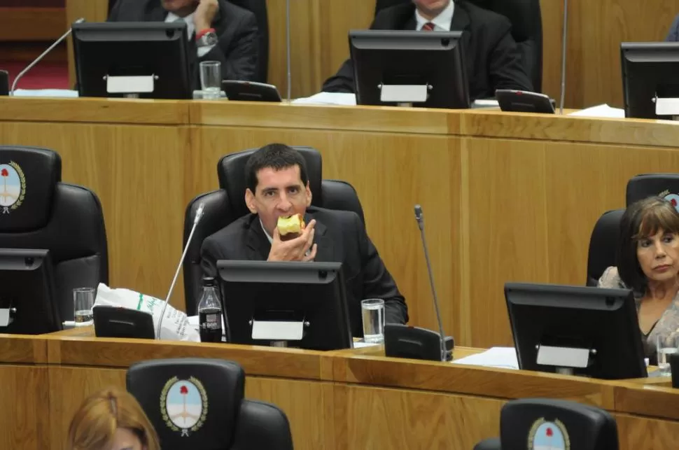 MASTICANDO BRONCA. Vargas Aignasse no pudo terminar su exposición. LA GACETA / FOTO DE INÉS QUINTEROS ORIO 