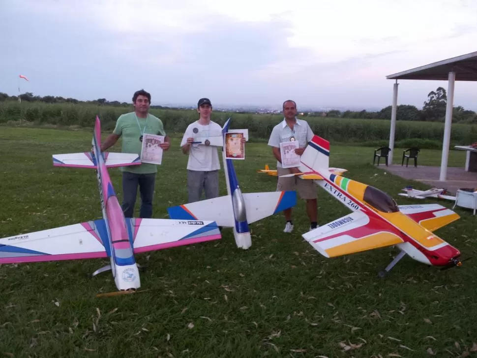 DESTACADOS. García, el subcampeón; Lavilla, el ganador, y Cisneros, que completó el podio, posan en la última fecha. 