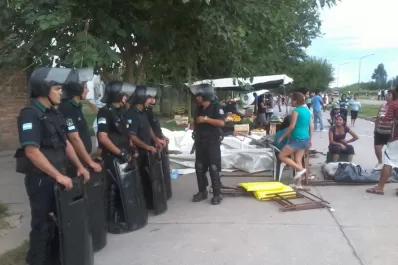 Fueron repelidos, pero lograron llevarse ropa