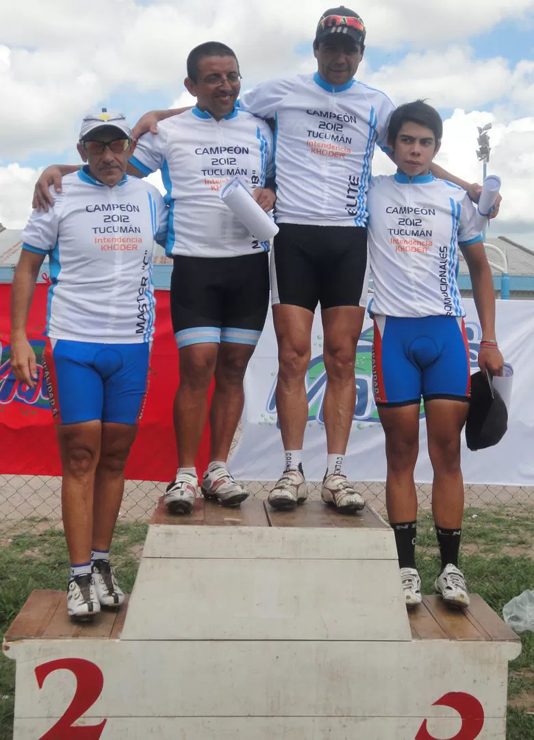 LOS CUATRO UNIDOS. Los mejores pedalistas tucumanos de la temporada, subidos al podio. Se lucieron de principio a fin. 