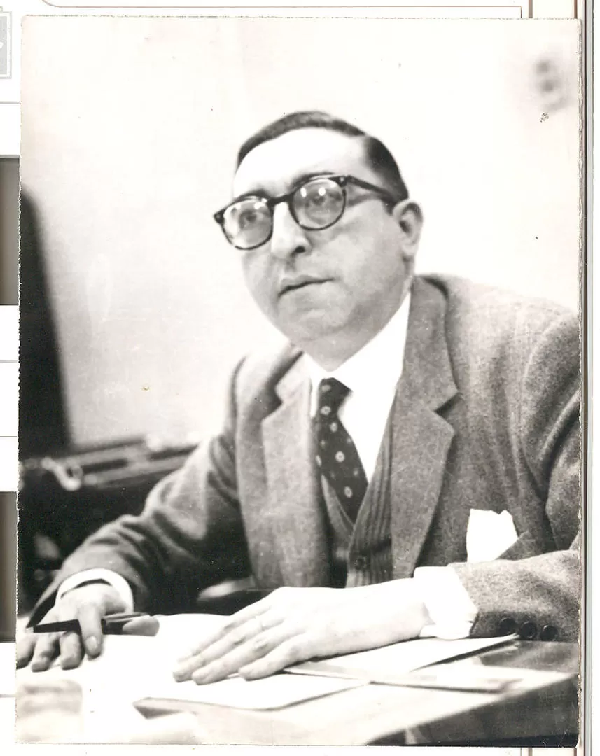 MARIO ROQUE RODRIGUEZ. El secretario de Redacción en su escritorio al final de la década de 1960. LA GACETA / ARCHIVO