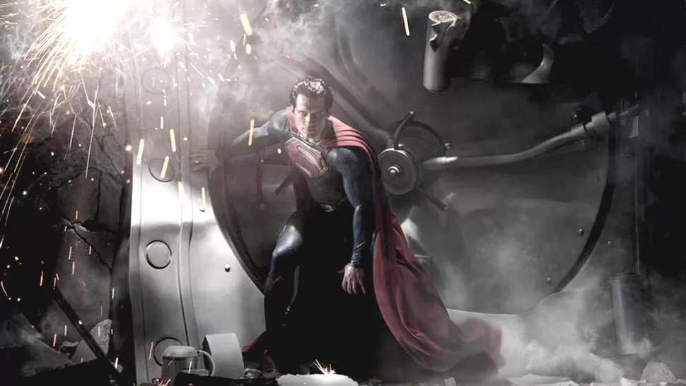 SUPERHÉROE CONFLICTUADO. Henry Cavill interpreta a un Superman que busca su lugar en el mundo. FOTO SUPERMAN: EL HOMBRE DE ACERO