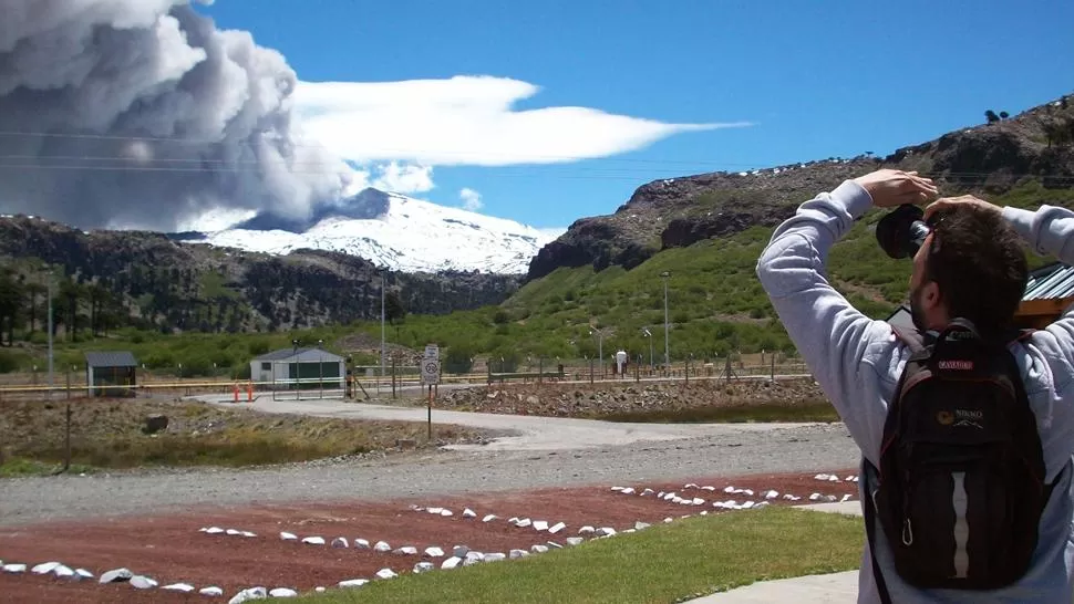 IMPACTANTE. El volcán generó una columna densa de humo. DyN