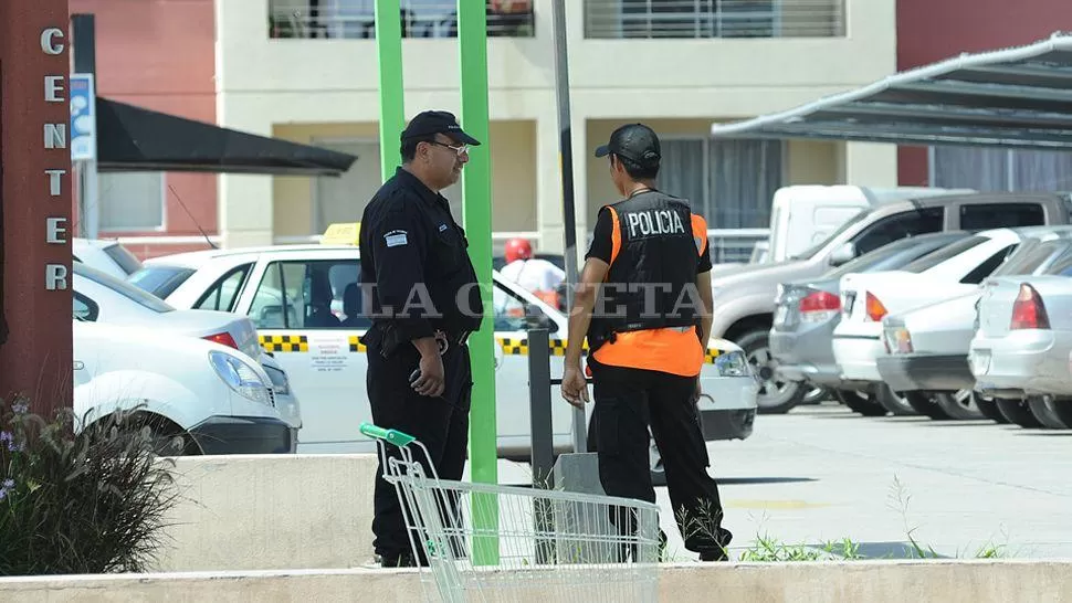 ALERTAS. La Policía recorre las zonas comerciales para garantizar la seguridad. LA GACETA / FOTO DE HECTOR PERALTA