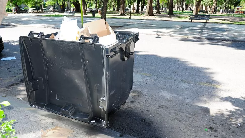 LLENO DE BASURA. Los vecinos de Santa Fe al 500 no demoraron en colmar el contenedor de la cuadra. LA GACETA / FOTO DE ANALIA JARAMILLO