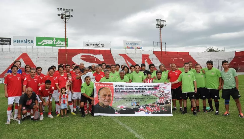 APOYO. Jacinto Eusebio Roldán vivió una tarde inolvidable en compañía de quienes alguna vez fueron sus compañeros en San Martín. Antes de comenzar el encuentro, le rindieron homenaje a Luis Schiavonne. 