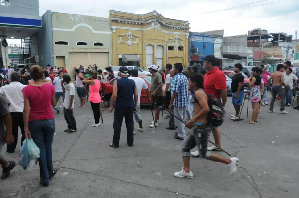 A LAS CORRIDAS Y CON LOS PALOS EN LAS MANOS. Los vendedores de la ex terminal fueron de un lado a otro, en grupos, para repeler a los vándalos. LA GACETA / FOTOS DE INES QUINTEROS ORIO