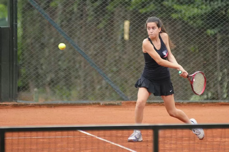 REVÉS CON DOS MANOS. Bárbara Ledesma devuelve la pelota en el partido que le ganó a María Naval por un doble 7-5. 