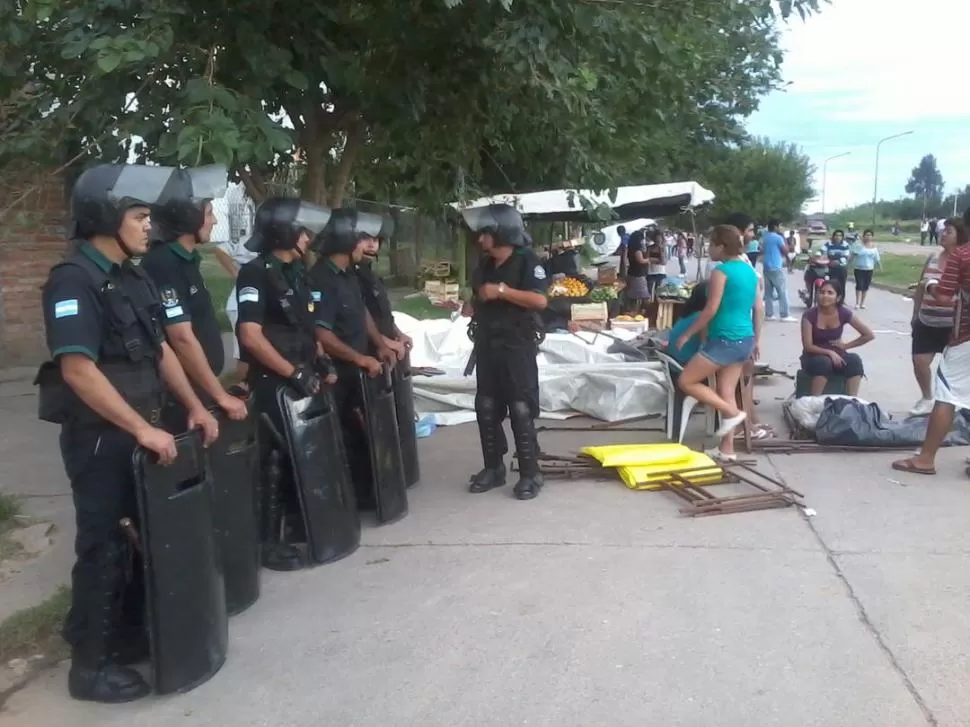 BARRIO INDEPENDENCIA. La Policía custodió los puestos luego del ataque. 