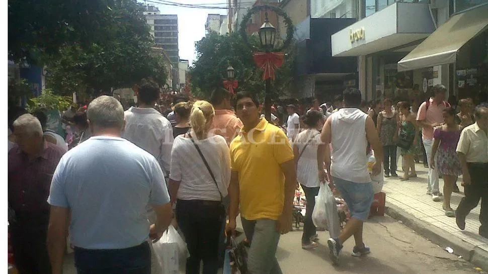 CALLES CARGADAS. Así estaba el microcentro en horas del mediodía. LA GACETA / FOTO DE INDALECIO SANCHEZ