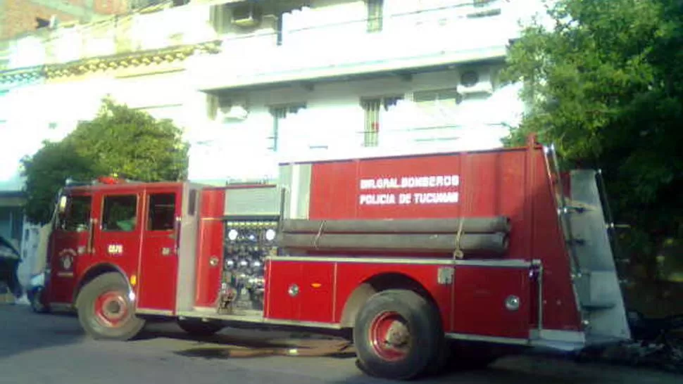 SUSTO. Los Bomberos acudieron al departamento aunque aclararon que sólo se dañó la heladera. FOTO TOMADA DE TWITTER / @JOSECITORS 